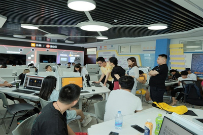 信息工程技術(shù)學(xué)院校企聯(lián)合開展專業(yè)實(shí)訓(xùn)，推動(dòng)教育科技技術(shù)開發(fā)