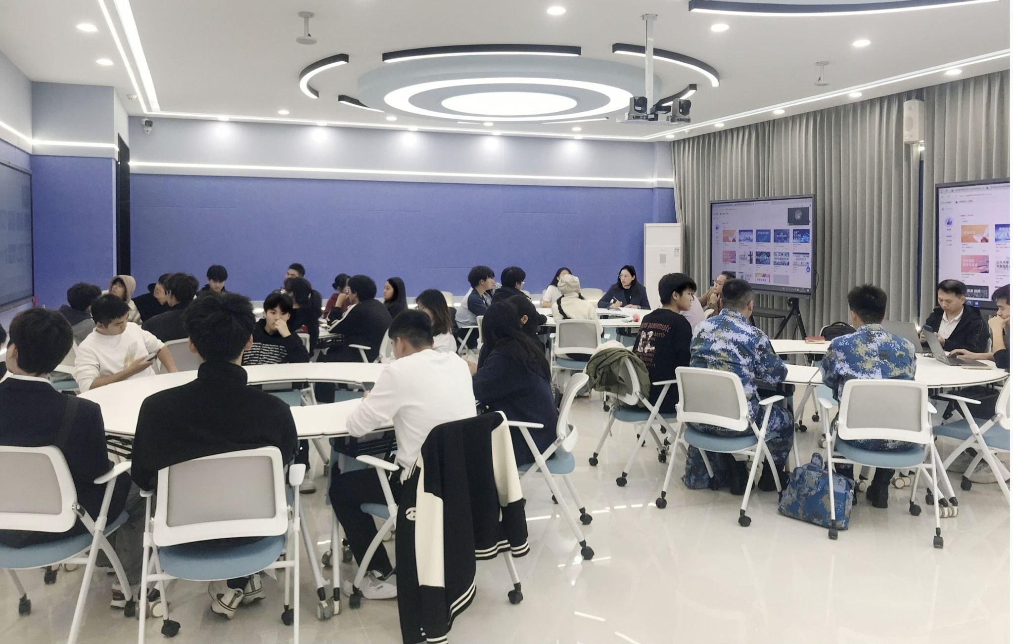 聚焦前沿教育，傾聽學(xué)子心聲——我校召開AI課程使用情況學(xué)生座談會